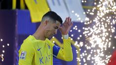 Pemain Al-Nassr, Cristiano Ronaldo berjalan memasuki lapangan saat laga 16 besar Liga Champions Asia 2023/2024 melawan Al-Feiha di Al-Awwal Park Stadium, Riyadh, Arab Saudi Rabu (21/02/2024) waktu setempat. (AFP/Fayez Nureldine)