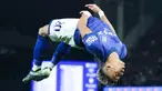 Pemain Ipswich Town, Omari Hutchinson, melakukan selebrasi salto setelah mencetak gol ke gawang Chelsea. Omari Hutchinson sendiri adalah mantan pemain The Blues. (AP Photo/Richard Pelham)