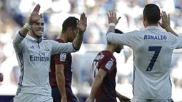 Pemain Real Madrid, Gareth Bale, (kiri) merayakan gol bersama Cristiano Ronaldo saat melawan Eibar pada lanjutan La Liga Spanyol 2016-2017 di Stadion Santiago Bernabeu, Madrid, Minggu (2/10/2016). (AP/Francisco Seco)