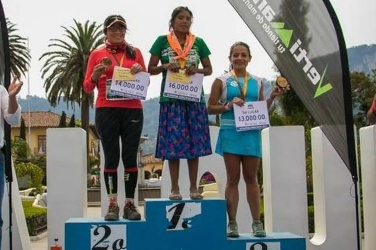 María Lorena Ramírez menang juara pertama lomba lari hanya bermodalkan sandal jepit. (Fotografix)
