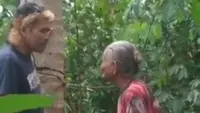 Anggota LBH MADN saat bersama nenek berusia 83 tahun di Kecamatan Jongkat, Mempawah, Kalbar, yang dilaporkan ke polisi oleh tetangganya sendiri atas tuduhan mencuri 20 buah kelapa. (Liputan6.com/ Dok Ist @ndorobei.official)