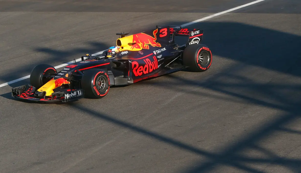 Pembalap Red Bull, Daniel Ricciardo memacu mobilnya selama balapan GP Azerbaijan di Sirkuit Baku City, Minggu (25/6). Ricciardo yang memulai dari posisi 10 mencatatkan waktu 1 jam 41 menit untuk melahap 51 putaran. (AP Photo/Darko Bandic)