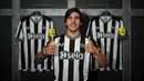 Sandro Tonali didatangkan Newcastle United dari AC Milan dengan nilai transfer 64 juta Euro atau setara Rp1,08 triliun dengan durasi kontrak selama 5 tahun hingga 30 Juni 2028. (nufc.co.uk)