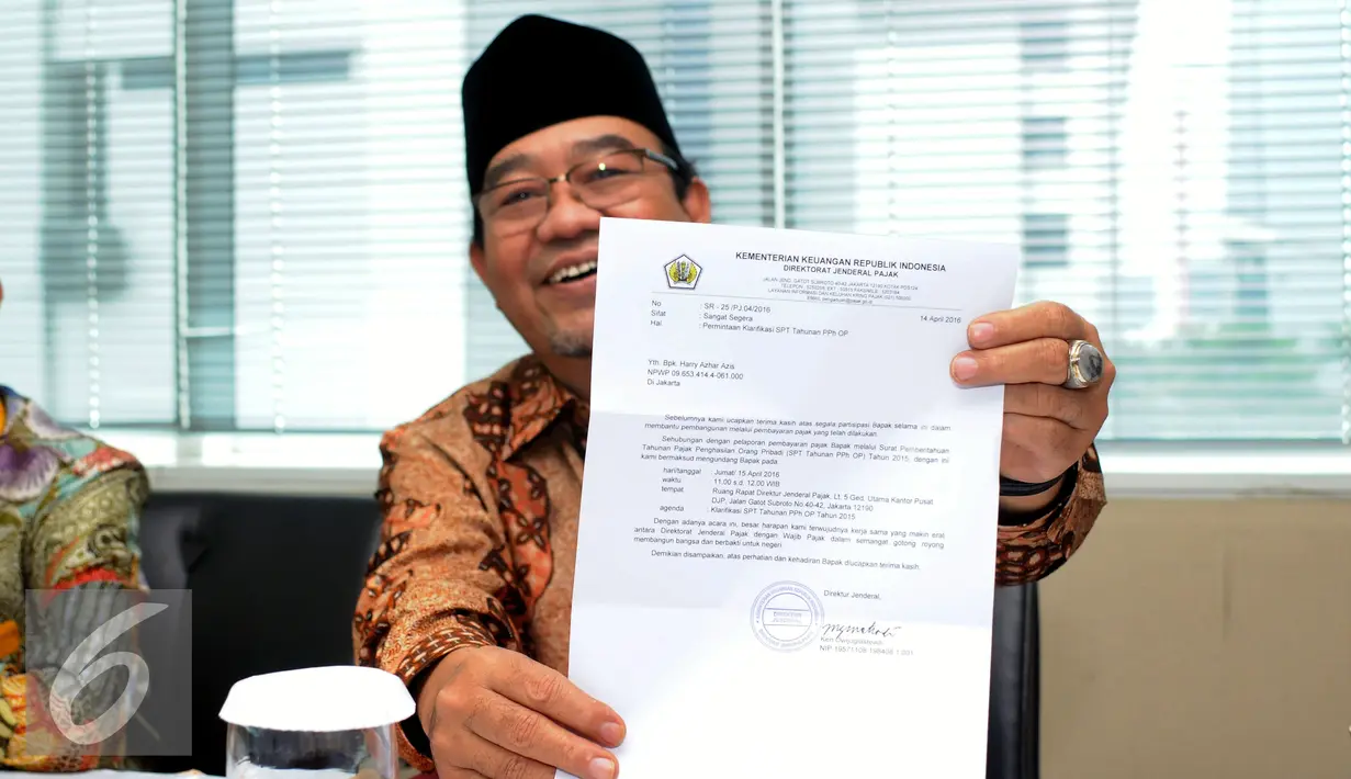 Ketua BPK RI, Harry Azhar Azis menunjukkan surat pemanggilan dirinya oleh Dirjen Pajak di Jakarta, Jumat (15/4/2016). Harry dipanggil untuk melakukan klarifikasi SPT SPT Tahunan PPh Op 2015. (Liputan6.com/Helmi Fithriansyah)