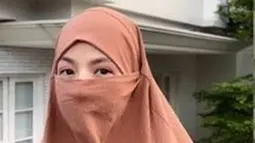 Juara kedua Gadis Sampul 2008 ini penampilannya memesona dengan bercadar. Ia beberapa momen memang pakai cadar saat pemotretan. Momen Caca pakai cadar dan hijab cokelat sukses tuai atensi. (Liputan6.com/IG/natasharizkynew)