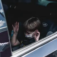 Ilustrasi anak melakukan perjalanan dengan mobil/copyright unsplash.com/John Benitez