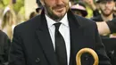 Mantan pemain Timnas Inggris David Beckham meninggalkan Westminster Hall setelah memberikan penghormatan kepada peti mati Ratu Elizabeth II, di Istana Westminster, di London, Jumat (16/9/2022). David Beckham dilaporkan juga berfoto bersama sejumlah dengan penggemar saat mengantre. (Photo by Louisa Gouliamaki / AFP)