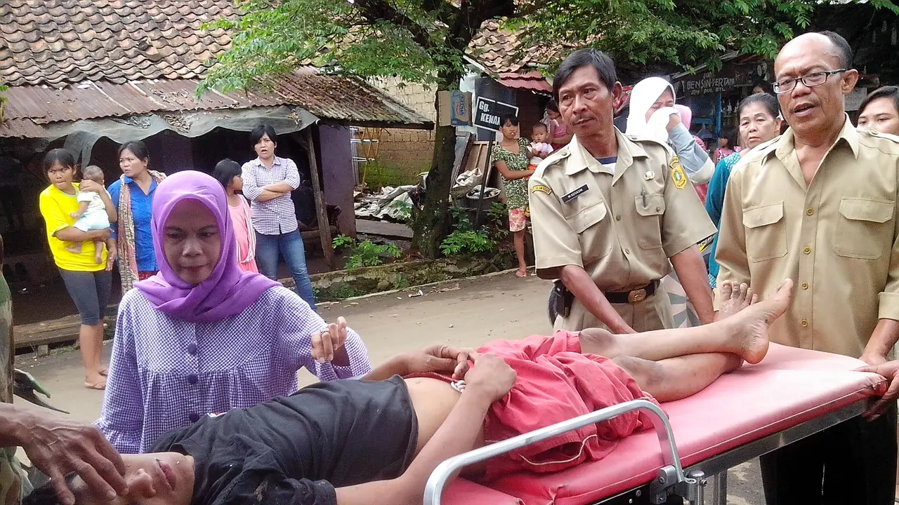 Deni dibawa ke RS Jiwa