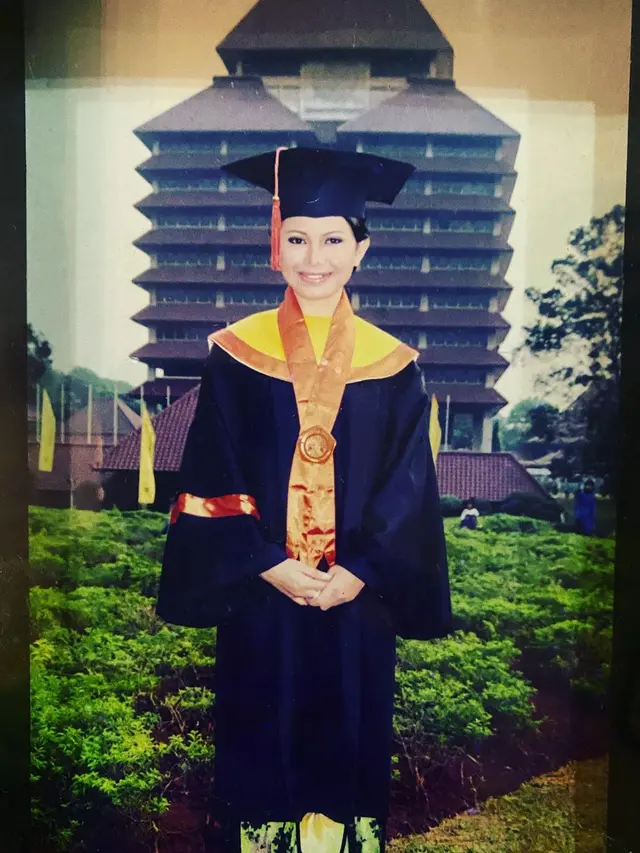6 Potret Lawas Seleb saat Wisuda, Bikin Kagum