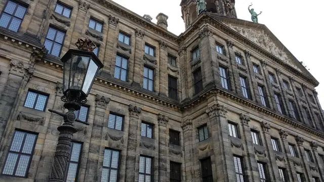 Koninklijk Paleis atau Istana Kerajaan Belanda berdiri tegak di sisi barat Alun-Alun Dam di pusat Amsterdam