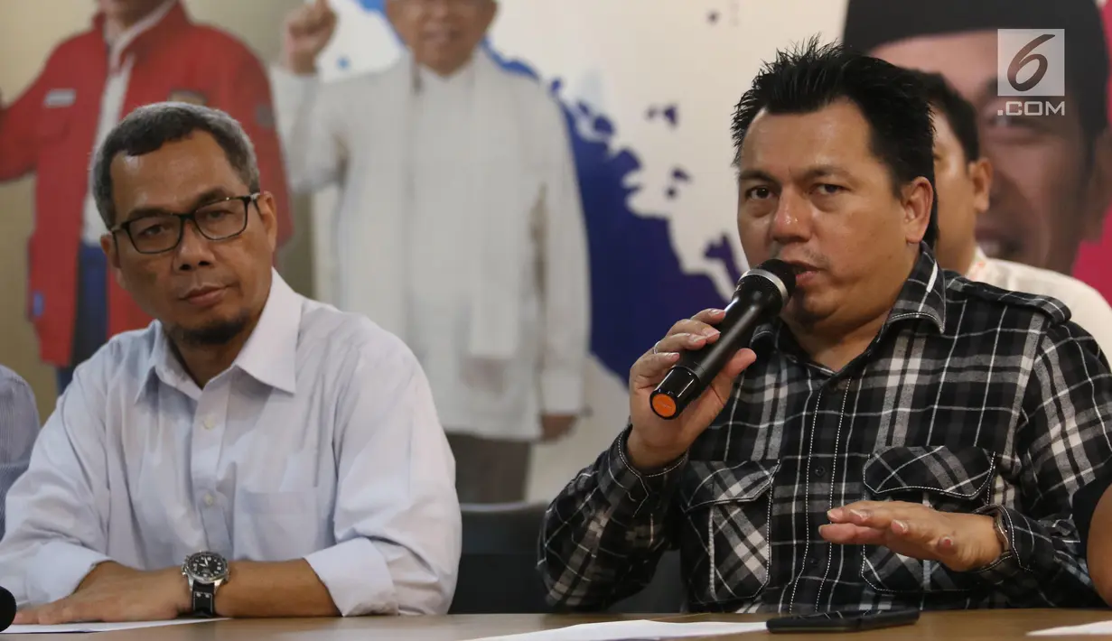 Direktur Hukum dan Advokasi TKN 01, Irfan Pulungan (kanan) memberi keterangan pers di Media Center Cemara Jakarta, Selasa (25/6/2019). Siaran Pers tersebut mengenai: Menyongsong Keputusan MK atas Sidang Sengketa Pilpres 27 Juni 2019. (Liputan6.com/Angga Yuniar)