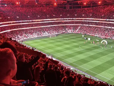Spektakuler! Kata yang tepat untuk menggambarkan pengalaman menonton langsung pertandingan antara Benfica FC melawan Estrela Amadora. (AFP/Bagaskara Lazuardi)