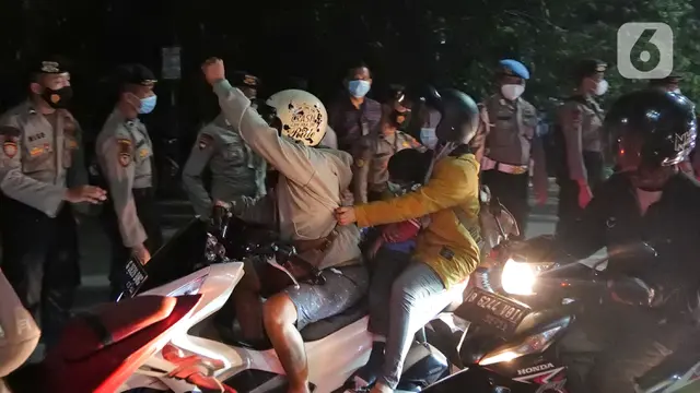 FOTO: Tak Terbendung, Pemudik Motor Diizinkan Melintas di Posko Penyekatan Kedungwaringin