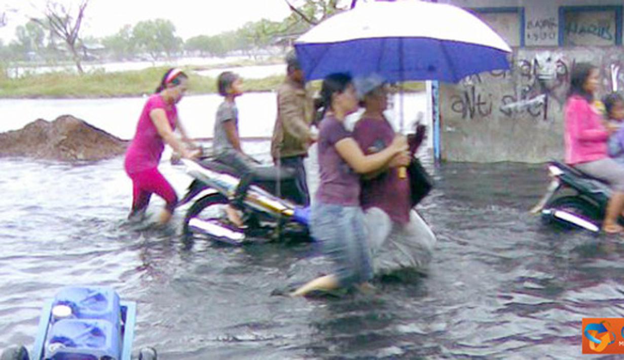 Citizen6, Jakarta: Banjir kembali melanda pemukiman warga Kamal Muara mulai dari pukul 17.00 WIB hingga kini (18/5) masih menggenangi daerah tersebut. (Pengirim: Januar Fadilah)