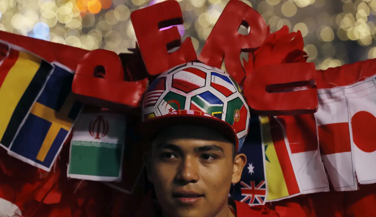 Suporter Peru memakai hiasan menarik saat menyambut gelaran Piala Dunia di Jalan Nikolskava, Moskow, Rabu (13/6/2018). Piala Dunia 2018 akan berlangsung pada 14 Juni hingga 15 Juli mendatang. (AP/Rebecca Blackwell)