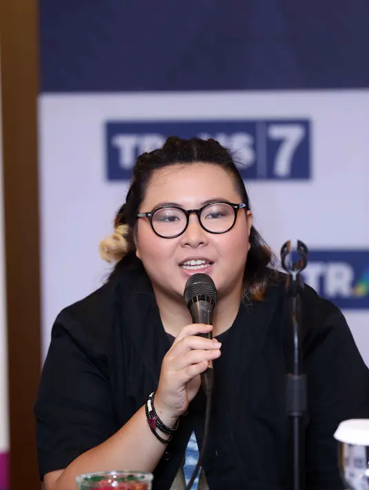 Yuka Tamada didapuk untuk menyanyikan lagu yang pernah dipopulerkan oleh diva pop tanah air, Krisdayanti berjudul 'Menghitung Hari' di Konser Rentang Waktu.  Menurutnya, tak ada lagu-lagu sekarang ini yang se-abadi lagu lawas. (Nurwahyunan/Bintang.com)