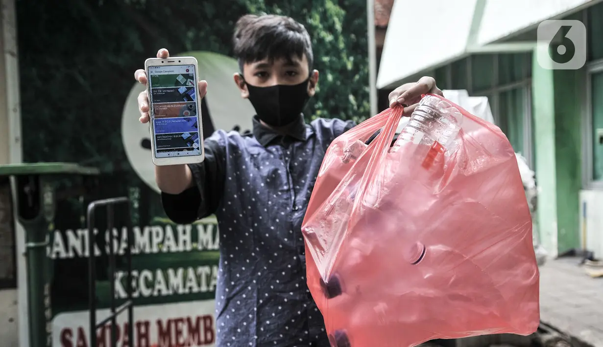 Siswa menunjukkan kantong berisi sampah anorganik dan ponsel di Bank Sampah Majelis Taklim, Kecamatan Koja, Jakarta, Rabu (12/8/2020). (merdeka.com/Iqbal S. Nugroho)