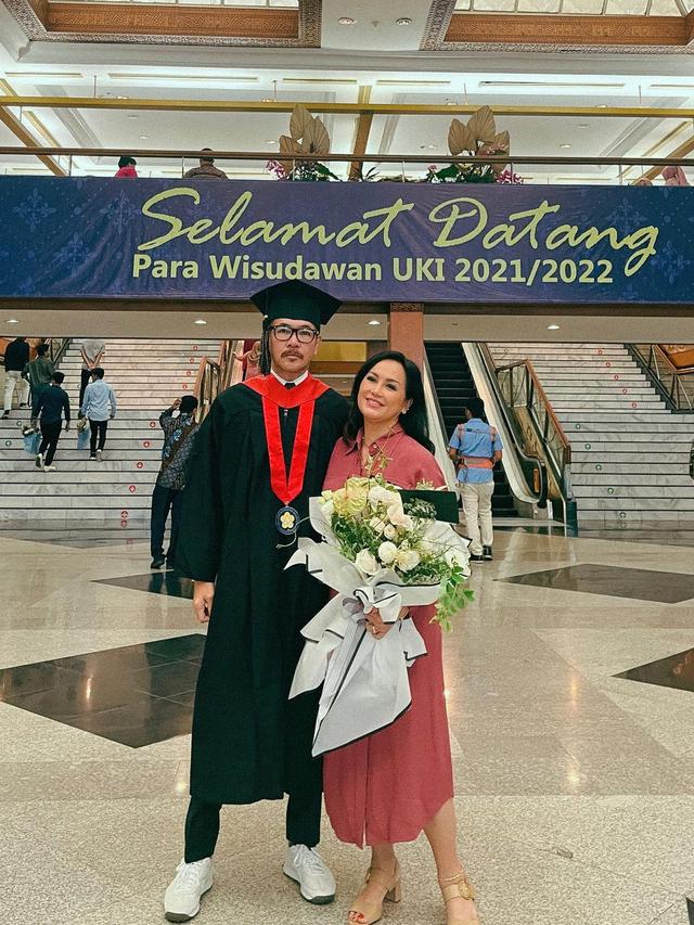 6 Momen Ferry Salim Jalani Wisuda di Usia 56 Tahun, Raih Gelar Sarjana Hukum