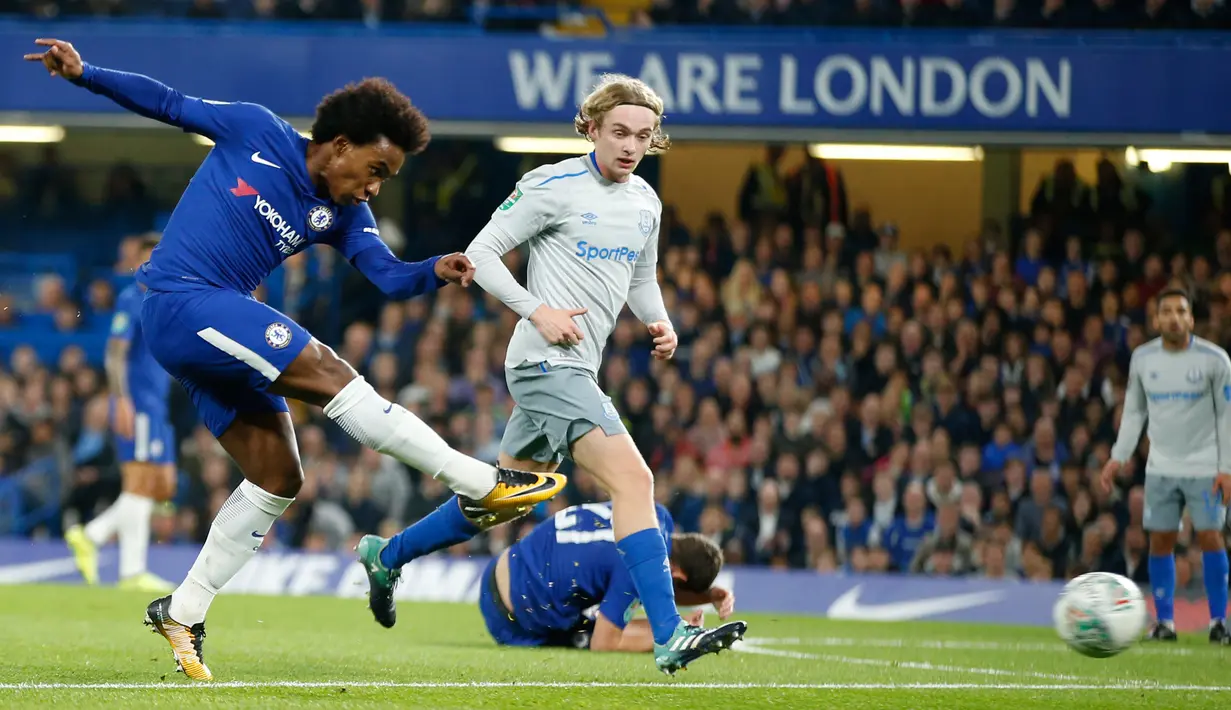 Pemain Chelsea, Willian melakukan tendangan ke gawang Everton pada babak keempat Piala Liga Inggris di Stamford Bridge, Kamis (26/10). Chelsea memetik kemenangan atas Everton dalam perebutan tiket perempat final dengan skor 2-1. (AP/Alastair Grant)