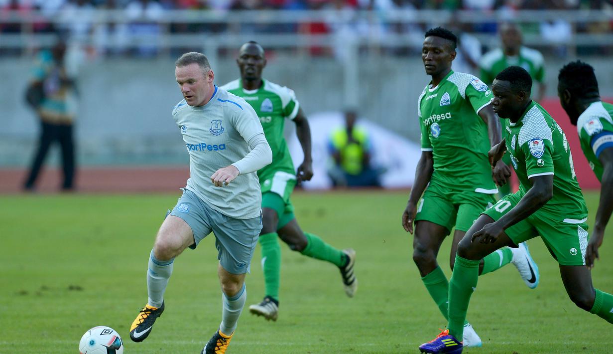 Aksi Wayne Rooney saat melewati adangan para pemain Gor Mahia di SportsPesa Super Cup final di Dar-es-Salaam, (13/7/2017). (AFP/Tony Karumba)