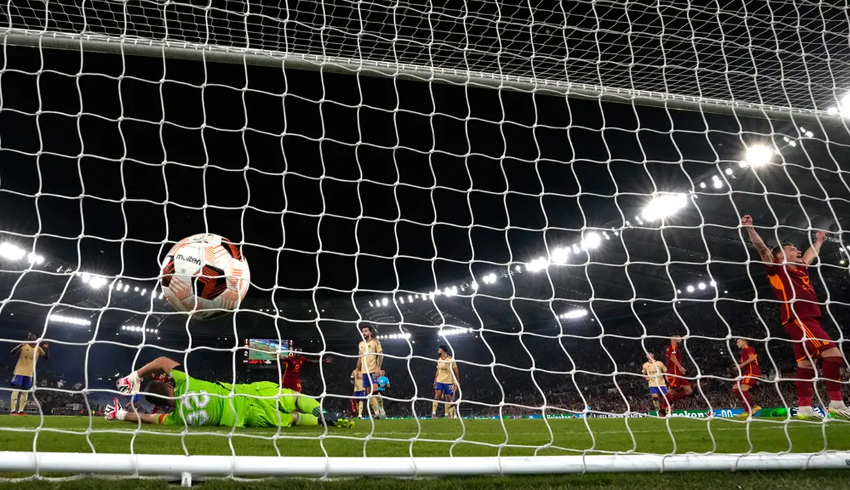 Tak lama berselang, giliran Pellegrinn mencatatkan namanya di papan skor usai menerima umpan M Celik. Skor menjadi 3-0 untuk keunggulan Serigala Roma pada menit 52. (AP Photo/Alessandra Tarantino)