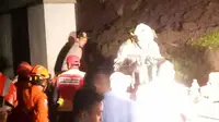 Evakuasi korban longsor Bandara Soetta. (Liputan6.com/Pramita Tristiawati)