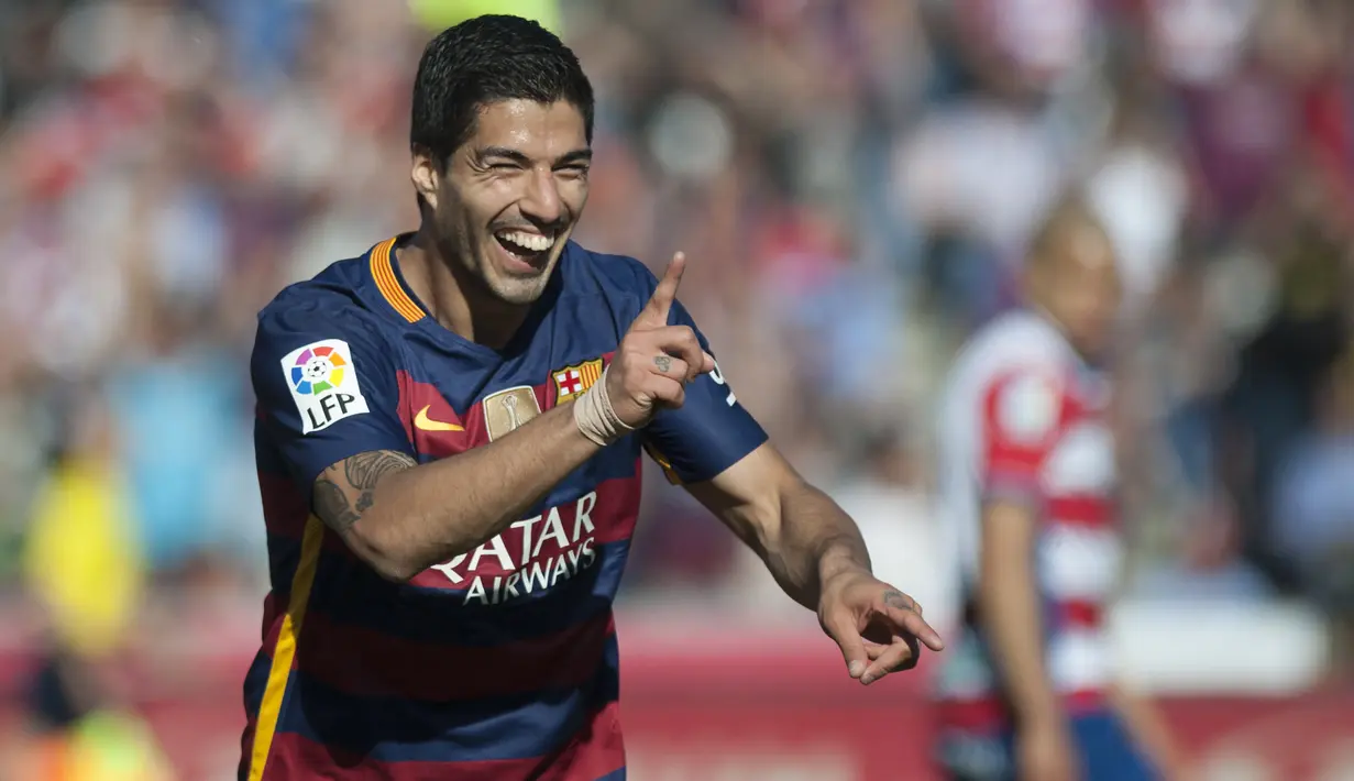 <p>Luis Suarez. Striker Uruguay berusia 35 tahun yang baru saja meninggalkan Atletico Madrid di akhir musim 2021/2022 ini tercatat pernah mengoleksi 50 gol atau lebih dalam 1 musim sebanyak 1 kali pada musim 2015/2016 dengan 59 gol, 40 gol di antaranya dicetak di ajang La Liga. Dengan 40 gol tersebut ia berhasil menjadi top skor La Liga musim 2015/2016 mematahkan dominasi Cristiano Ronaldo dan Lionel Messi yang merajai gelar top skor dalam rentang 2009/2010 hingga 2020/2021. Saat ini Luis Suarez tengah diincar oleh 4 klub untuk mengarungi musim 2022/2023, yaitu Aston Villa, Juventus, Inter Miami dan River Plate. (AFP/Jorge Guerrero)</p>