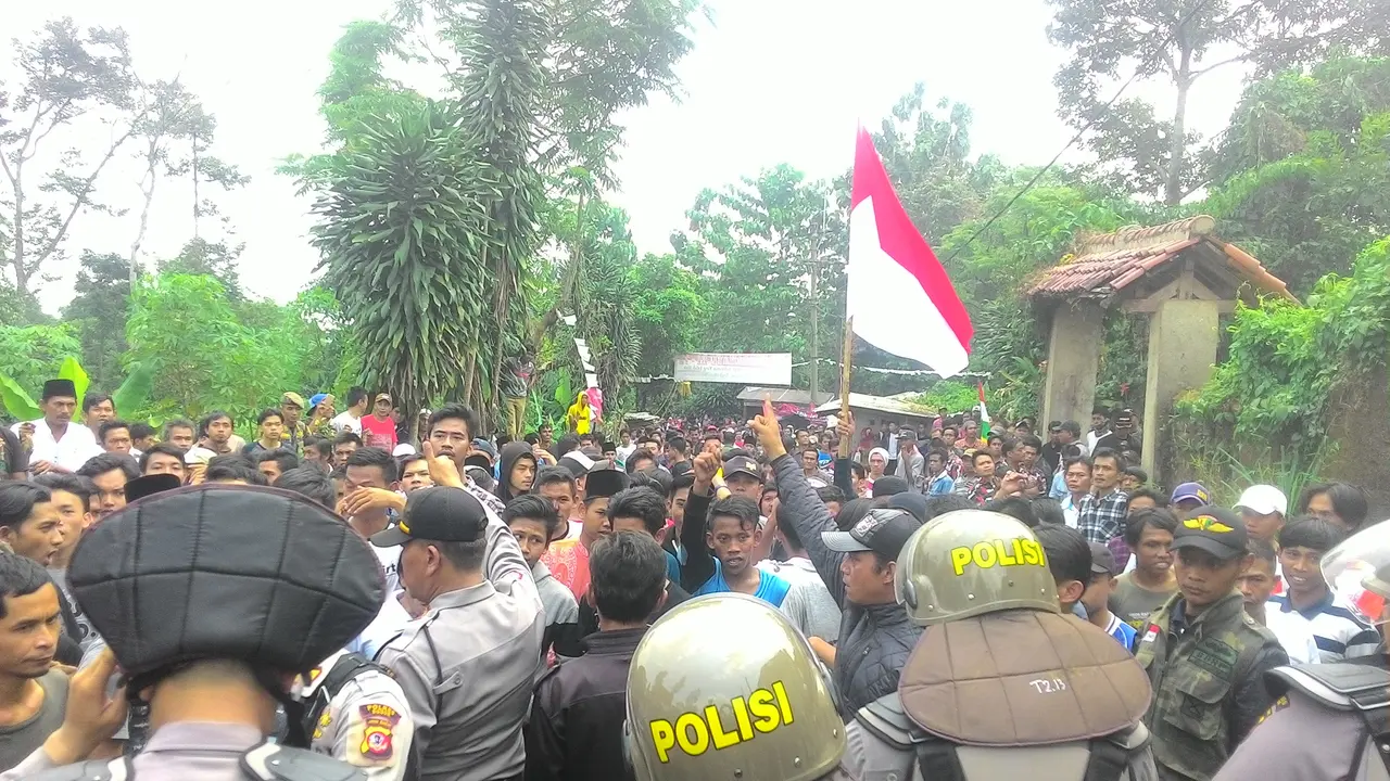 Massa demo Pondok Pesantren Ibnu Mas'ud di Bogor.