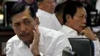 Menko Polhukam Luhut B Pandjaitan (kiri) bersama Kepala Badan Intelejen Negara (BIN) Sutiyoso saat Raker dengan Komite I DPD RI, di Jakarta, Selasa (9/2). Raker membahas tentang otonomi khusus (otsus) Papua dan Papua Barat. (Liputan6.com/Johan Tallo)