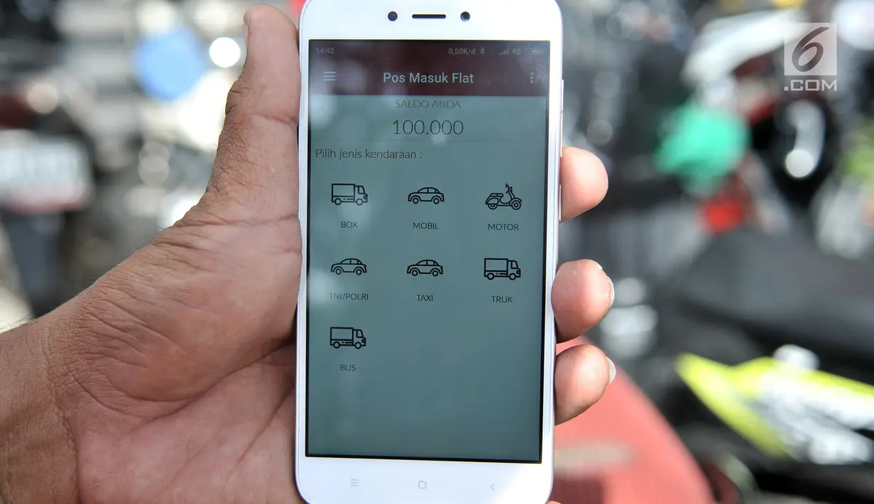 Juru parkir menunjukkan aplikasi untuk mendata kendaraan di Kelapa Gading, Jakarta, Rabu (30/1). Parkir online berbasis aplikasi menggantikan parkir meter yang sebelumnya telah diluncurkan untuk mendukung program Smart City. (Merdeka.com/Iqbal S Nugroho)