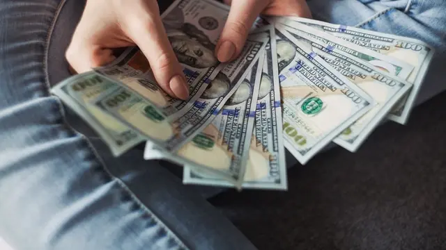 Arti Mimpi Dikasih Uang oleh Seseorang