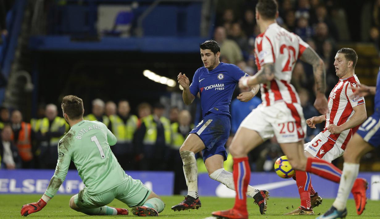 Aksi pemain Chelsea, Alvaro Morata saat melepaskan tembakan ke gawang Stoke City pada lanjutan Premier League di Stamford Bridge, London (30/12/2017). Chelsea menang 5-0. (AP/Alastair Grant)