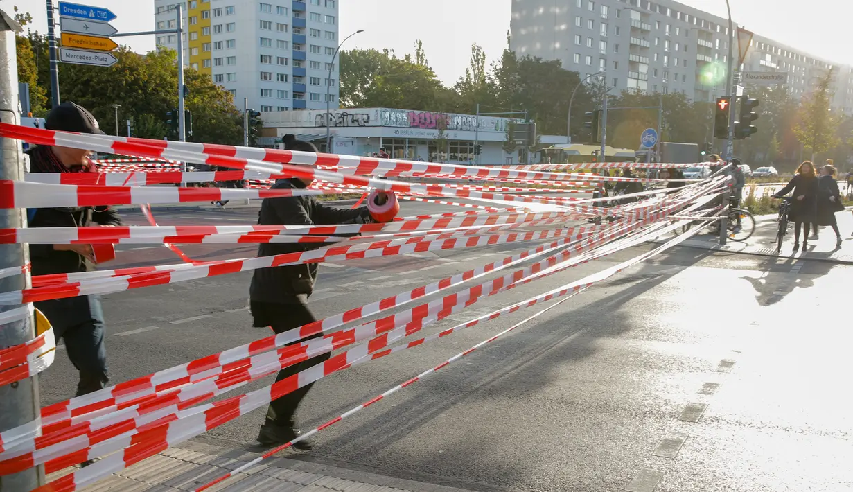 Aktivis iklim memblokir Jembatan Jannowitz di Berlin, Jerman, Jumat (20/9/2019). Selain memblokir Jembatan Jannowitz, aktivis juga membentangkan spanduk bertulis 'salam hangat dari Berlin'. (AXEL SCHMIDT/AFP)