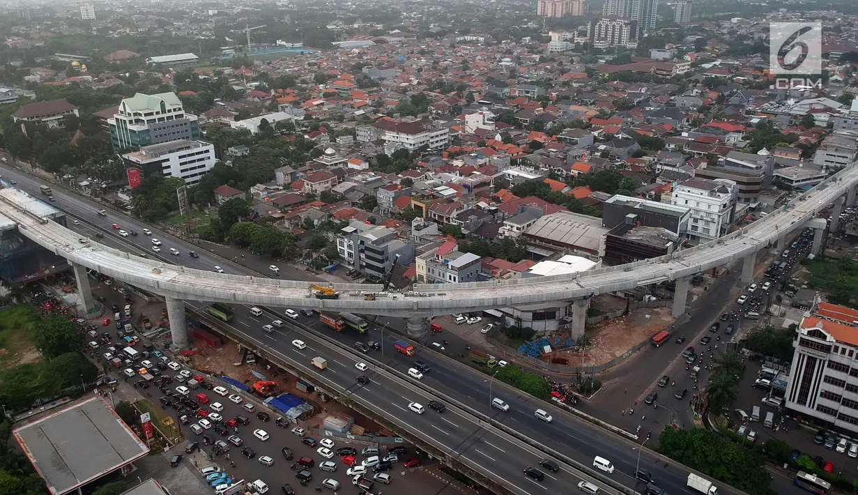 Foto aerial pembangunan jalur layang MRT di kawasan Fatmawati, Jakarta, Kamis (4/1). Progres pembangunan konstruksi bawah tanah telah mencapai 95,13 dan struktur layang 85,2 persen. (Liputan6.com/Arya Manggala)
