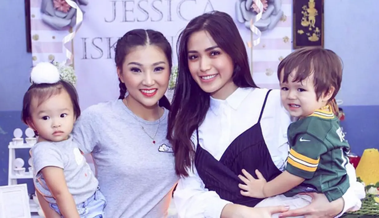 Menurut ibu satu anak itu, acara ultahnya kali ini dibantu oleh Jeslicious, atau para penggemarnya. Masing-masing membantu membuat dekor, kue dan segala macam persiapan. (Instagram/inijedar)