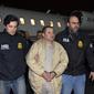 Pihak berwenang mengawal Joaquin "El Chapo" Guzman, tengah, dari pesawat ke mobil SUV yang menunggu di Bandara Long Island MacArthur, di Ronkonkoma, New York (Penegak hukum AS melalui AP)