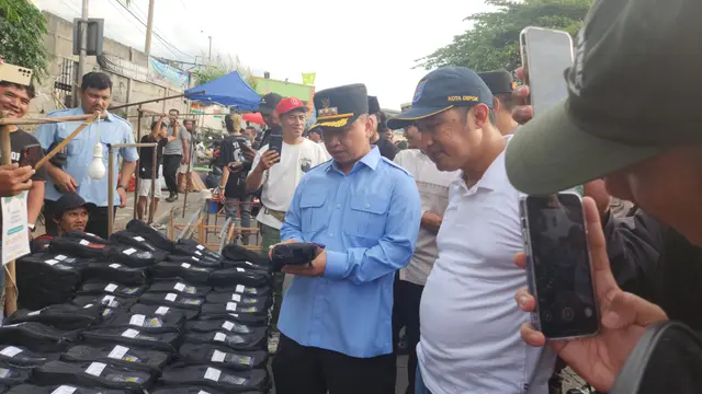 Wali Kota Depok, Supian Suri, bersama Wakil Wali Kota Depok, Chandra Rahmansyah, berbelanja di pasar tumpah malam takbiran, Jalan Sejajar Rel, Pancoran Mas, Depok. (Liputan6.com/Dicky Agung Prihanto)