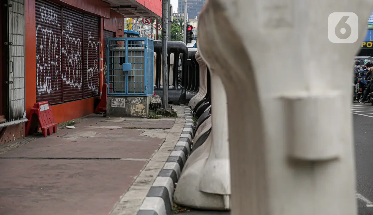 Barrier atau penghalang berada di kawasan Harmoni, Jakarta, Kamis (27/10/2022). Barrier yang biasa digunakan ketika terjadi demonstrasi Itu menyulitkan pejalan kaki saat melintas di trotoar. (Liputan6.com/Faizal Fanani)