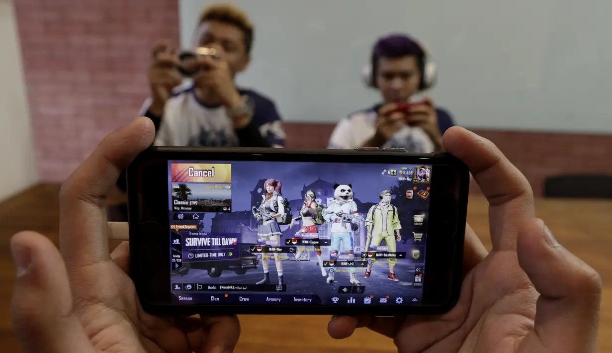 Tim e-Sports, WAW divisi PUBG, memberikan simulasi saat mengunjungi Kantor KLY di Jakarta, Kamis (21/2). Dalam kunjungan itu tim milik Youtuber Reza Arap tersebut berbagi tips dan triks dalam bermain PUBG. (Bola.com/M. Iqbal Ichsan)