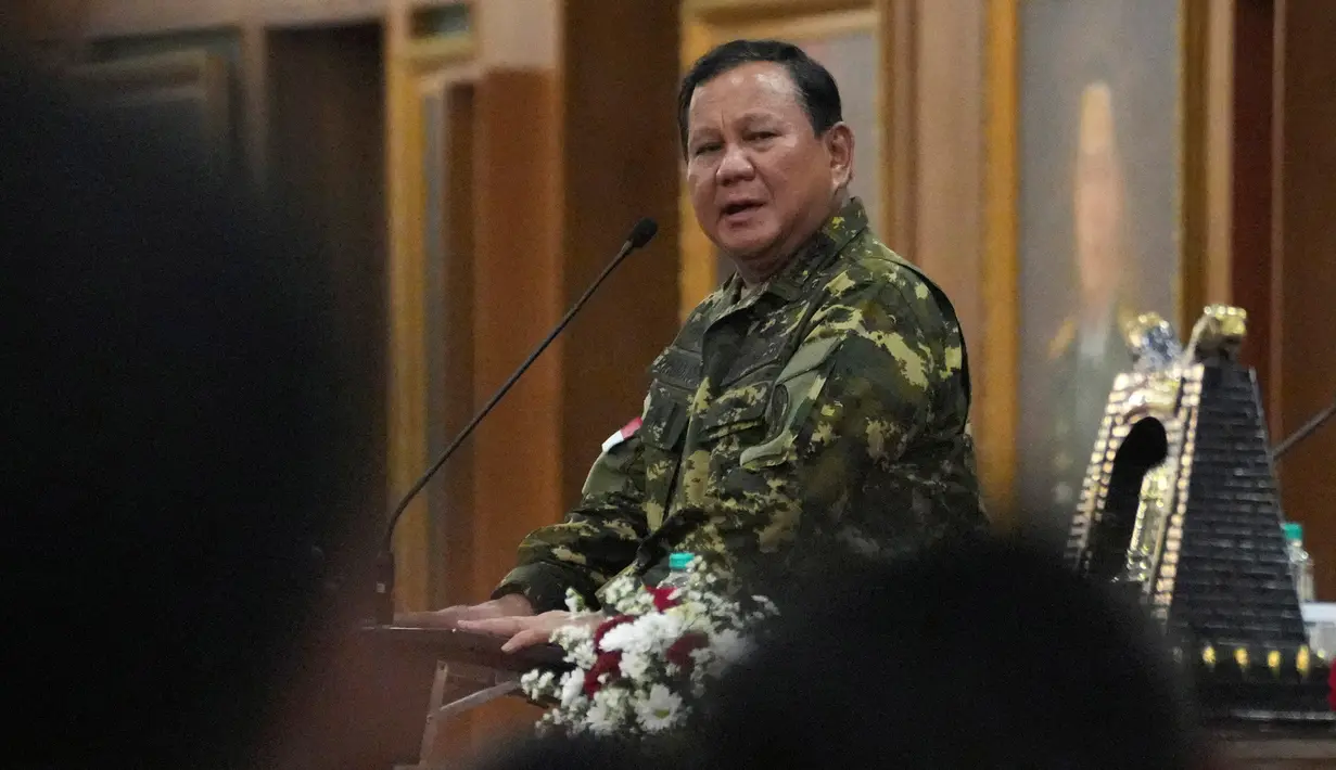 Presiden Republik Indonesia, Prabowo Subianto menegaskan agenda Retreat Kabinet Merah Putih berisikan latihan serta pengarahan kepada seluruh jajaran menteri dan wakil menteri di Akademi Militer (Akmil) Magelang. (AP Photo/Achmad Ibrahim)