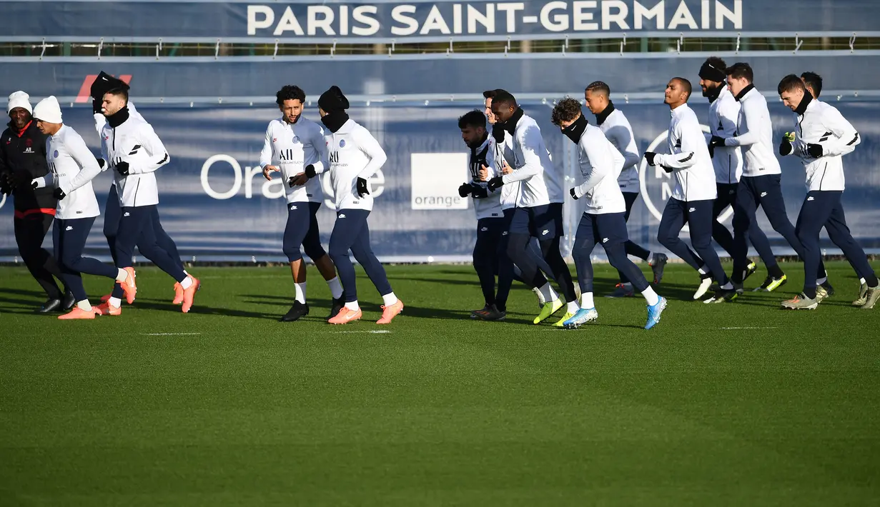 Para pemain Paris Saint-Germain (PSG) melakukan pemanasan saat sesi latihan tim di Saint-Germain-en-Laye (10/12/2019). PSG akan bertanding melawan wakil Turki, Galatasaray pada Grup A Liga Champions di Parc des Princes. (AFP/Franck Fife)