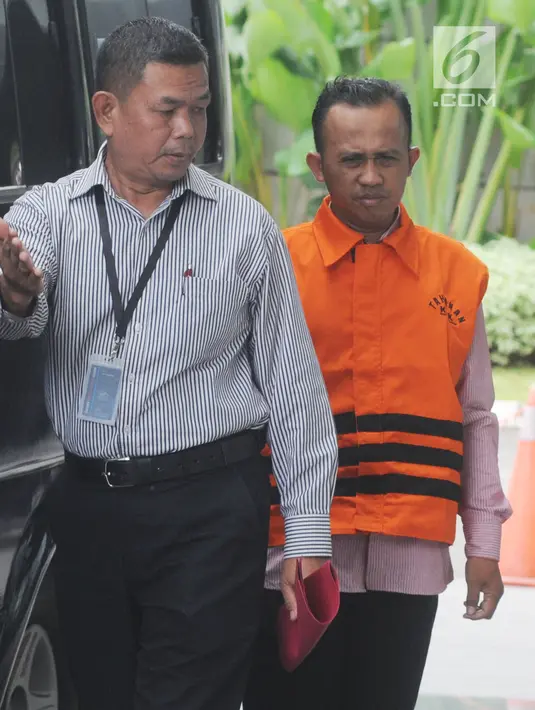 Pengacara Agus Wiratno saat turun dari mobil tahanan di gedung KPK, Jakarta, Rabu (21/03/2018). Agus Wiratno diduga melakukan suap terkait perkara yang sengketa tanah yang di tangani Pengadilan Negeri Tangerang. (Merdeka.com/Dwi Narwoko)