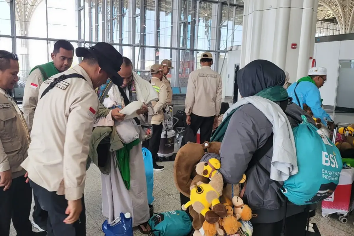 Zainab dan suaminya, Masykur saat memakai baju gamis berlapis-lapis agar lolos pemeriksaan security keberangkatan internasional di Bandara Internasional Pangeran Mohammad bin Abdulaziz Madinah (Liputan6.com/Asnida Riani)