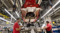 Karyawan bekerja merakit bagian mesin mobil Porsche di pabrik Porsche di Stuttgart, Jerman (26/1). Yang unik nilai besaran bonus itu diambil dari merk mobil sport Porsche paling populer, 911. (AFP Photo/Thomas Kienzle)