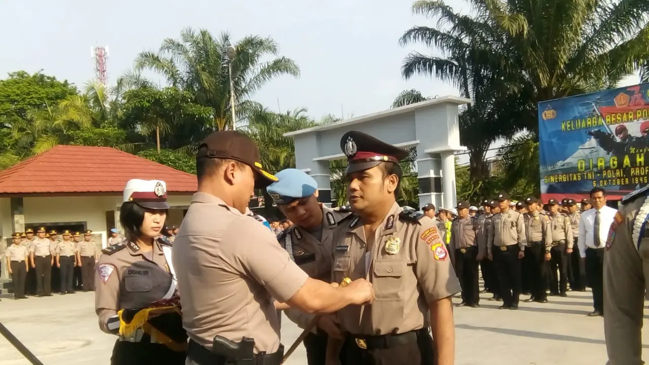 Polisi dipecat karena menipu.