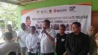 Menteri Koordinator Bidang Perekonomian Airlangga Hartarto menyalurkan Bantuan Langsung Tunai atau BLT El Nino di Kelurahan Pabuaran, Cibinong, Kabupaten Bogor, Sabtu (6/1/2024).