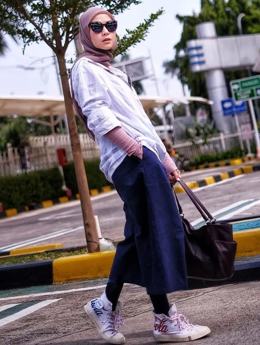 Tampil dengan kemeja oversize dan bawahan rok denim, Zaskia memang cocok abnget disebut mama muda. Ditambah kacamata dan warna jilbab yang senada, bintang sinetron Para Pencari Tuhan ini bisa jadi inspirasi.(Liputan6.com/IG/@zaskiadyamecca)