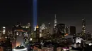 Instalasi cahaya bertajuk 'Tribute in Light'  memperingati serangan gedung kembar menerangi langit di lower Manhattan, New York, Selasa (10/9/2019). Cahaya kembar itu jadi simbol menara kembar WTC  yang hancur diserang kelompok pembajak pesawat 18 tahun silam. (AP/Mark Lennihan)