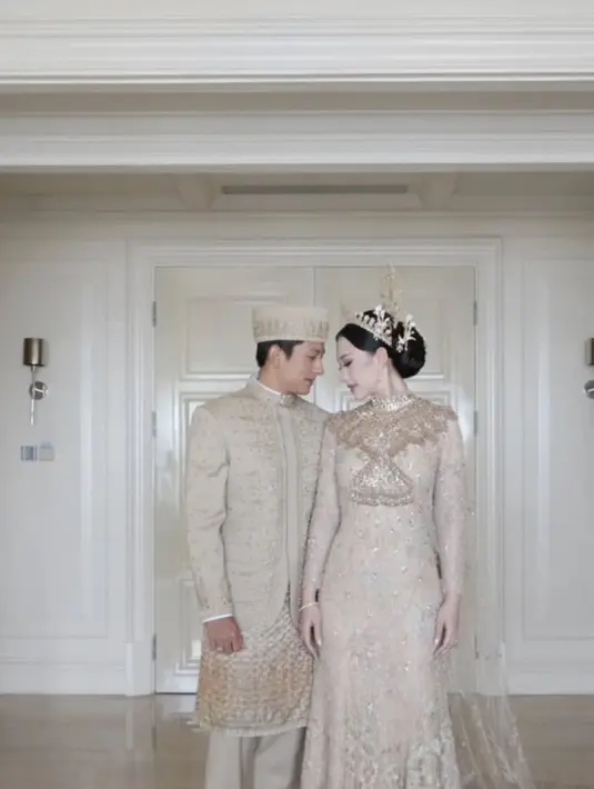 Pasutri baru ini tampilkan pesona mahal dengan busana pengantin serba emas yang klasik [@leonardiwedding]