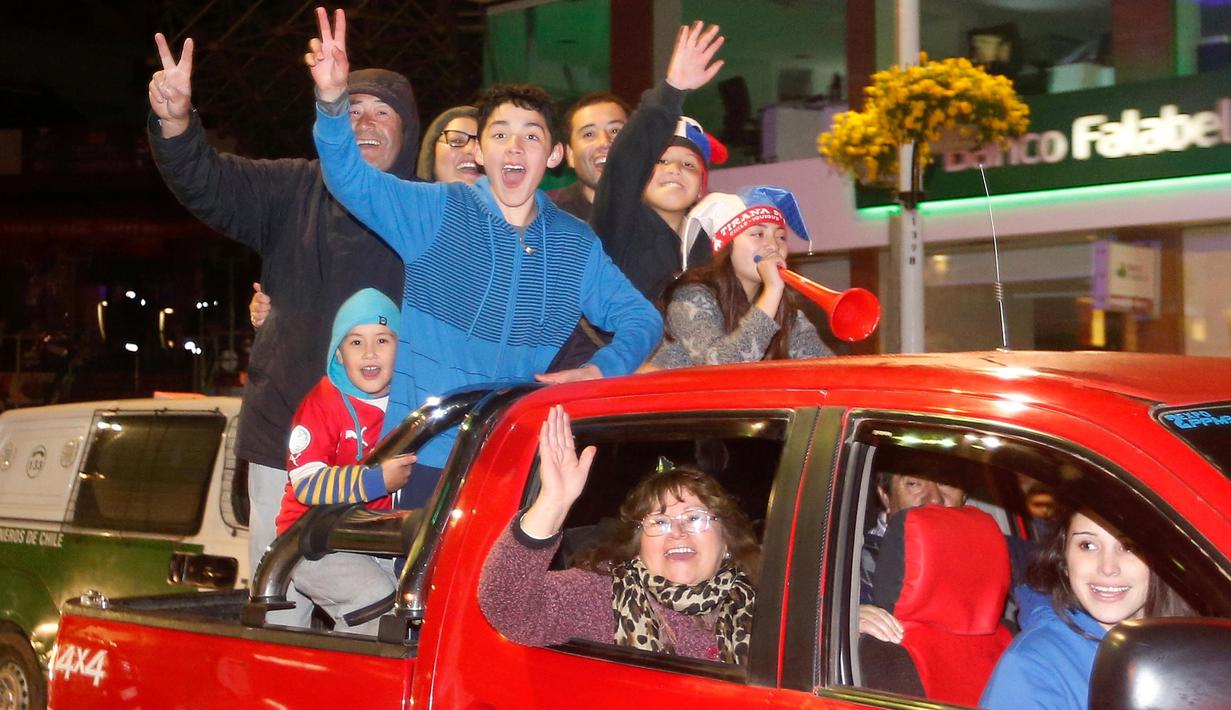 Keluarga ini turun ke jalan merayakan kemenangan Cile atas Argentina  pada laga Final Copa America Centenario 2016 di Vina del Mar, Cile (27/6/2016). (REUTERS/Rodrigo Garrido)